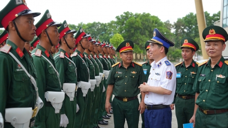 Trung tướng Bùi Quốc Oai thăm, kiểm tra lực lượng đại diện Cảnh sát biển Việt Nam tham gia diễu binh