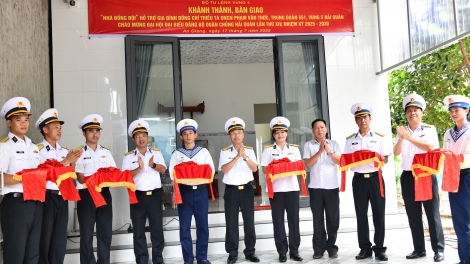 Bộ Tư lệnh Vùng 5 Hải quân trao "Nhà đồng đội" cho quân nhân có hoàn cảnh khó khăn