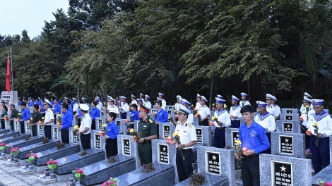 Tuổi trẻ Vùng 2 Hải quân thắp sáng tri ân, bồi đắp lý tưởng