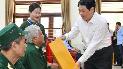 Chủ tịch nước Lương Cường thăm, tặng quà Trung tâm Điều dưỡng thương binh Duy Tiên