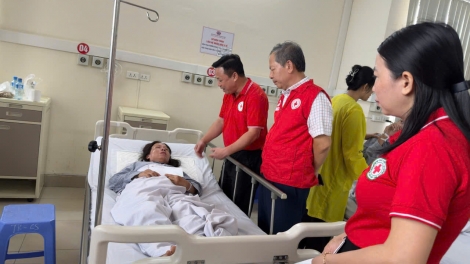 Trung ương Hội Chữ thập đỏ thăm hỏi, hỗ trợ các nạn nhân vụ lật tàu du lịch tại Vịnh Hạ Long