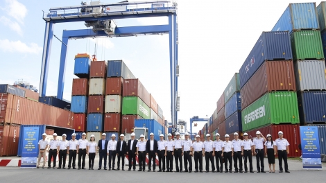 Tân Cảng Sài Gòn tiếp nhận 12 cẩu khung kỹ thuật cao nhất Việt Nam hiện nay