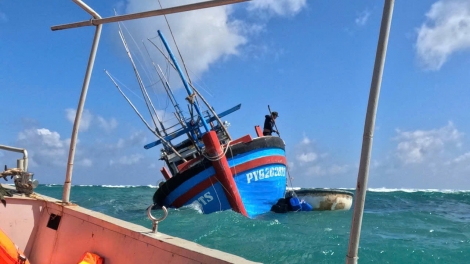 Tàu cá mắc cạn ở Trường Sa được cứu nạn kịp thời, bảo đảm an toàn cho ngư dân