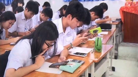 “Cấm học sinh dùng điện thoại trong trường: Ngắt kết nối ảo để kết nối đúng cách”