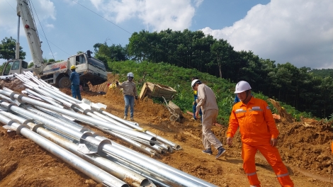 Dự án Dường dây 500kv Lào Cai- Vĩnh Yên: Ý Đảng lòng dân quyết tâm không gián đoạn thi công.