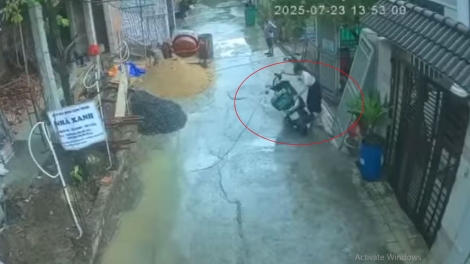 Kiểm điểm nữ cán bộ phường ở TP.HCM vì hành vi xô ngã xe máy của shipper