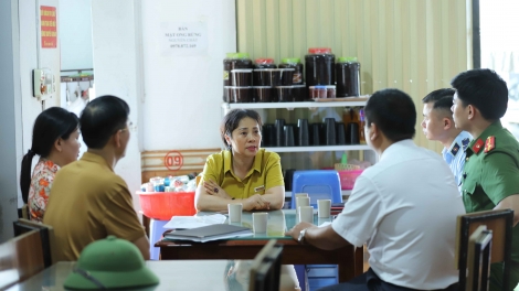 Đoàn kiểm tra liên ngành kiểm tra đột xuất quán ăn bị tố “chặt chém” tại Sơn La