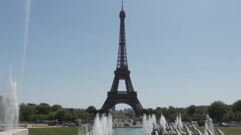 Nắng nóng kỷ lục, tầng cao nhất tháp Eiffel đóng cửa