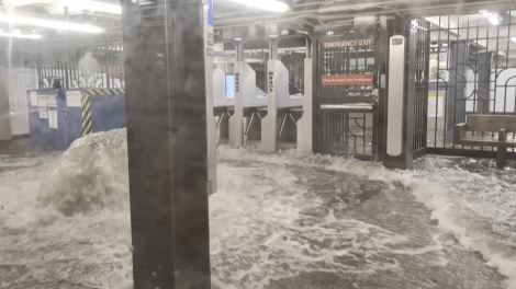 Ga tàu điện ngầm New York ngập trong nước lũ