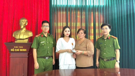 Nhặt được 45 triệu đồng, nữ công dân trẻ trả lại cho người đánh rơi