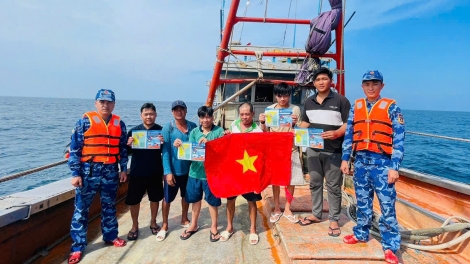 Hải đoàn 11 đồng hành cùng ngư dân bảo vệ chủ quyền và khai thác bền vững