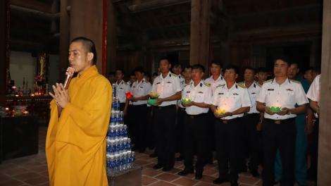 Thả hoa đăng tưởng nhớ anh hùng liệt sĩ Trường Sa