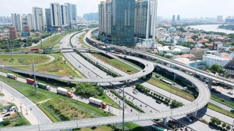 Đầu tư công Việt Nam tăng 40% trong nửa đầu năm 2025