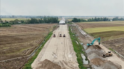 Thời sự 6h 18/7/2025:Thành lập 8 tổ tháo gỡ vướng mắc, thúc đẩy tăng trưởng và giải ngân đầu tư công