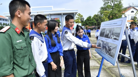 Trưng bày ảnh về “Hoàng Sa - Trường Sa” và Đại hội Đại biểu Đảng bộ Vùng, Quân chủng