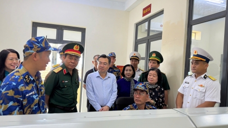 Đồng chí Nguyễn Thanh Nghị thăm, tặng quà cán bộ, chiến sĩ Trạm Ra đa 590 