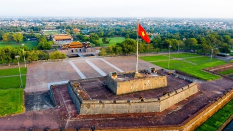 Cờ đỏ sao vàng tung bay trên Kỳ đài kinh thành Huế