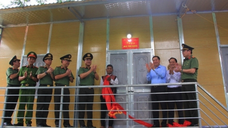 Bộ Công an bàn giao 1.143 ngôi nhà tặng nhân dân biên giới tỉnh Quảng Trị