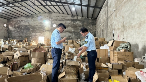 Lực lượng Quản lý thị trường tỉnh Quảng Ninh vừa phát hiện một kho hàng chứa hơn 47.000 sản phẩm vi 