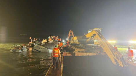 Vụ lật tàu ở Hạ Long, lực lượng Hải quân vẫn tiếp tục tìm kiếm người mất tích