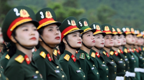 Nữ chiến sỹ vượt nắng, thắng mưa say sưa luyện tập diễu binh, diễu hành mừng Quốc khánh