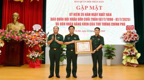 Báo Quân đội nhân dân Cuối tuần đón nhận Bằng khen của Thủ tướng Chính phủ
