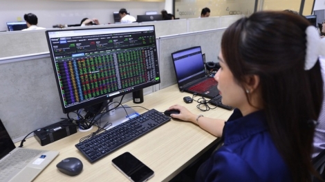 Thị trường chứng khoán tiếp đà tăng trưởng, VN-Index vượt mốc 1.530 điểm