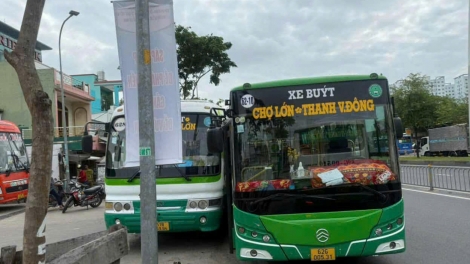 Tạm đình chỉ hai tài xế xe buýt rượt đuổi, va chạm nhau trên Quốc lộ 1 