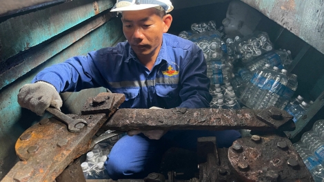 Hải đoàn 129 sửa chữa tàu cá ngư dân bị hỏng bánh lái trên biển Trường Sa