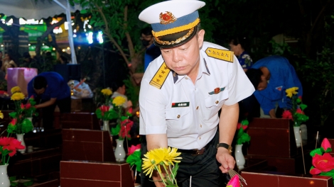 Cán bộ, chiến sĩ Vùng 1 Hải quân thắp nến tri ân các anh hùng, liệt sĩ
