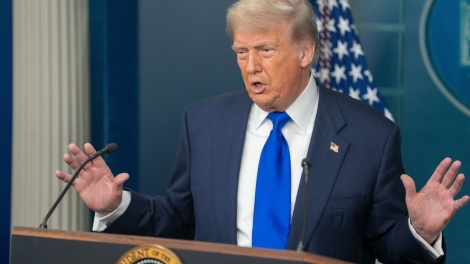 Tổng thống Donald Trump đưa ra loạt thông báo thuế quan mới, trong đó có chất bán dẫn và dược phẩm