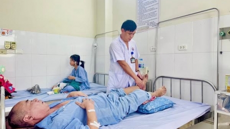 Cấp cứu trong đêm vì chân lạnh đau do tắc mạch chi