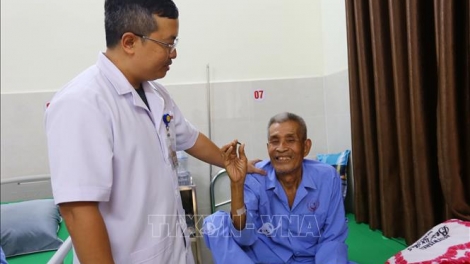 Gắp thành công đầu đạn nằm trong cơ thể một cựu chiến binh hơn 60 năm ​