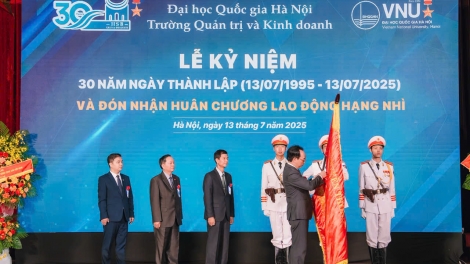 Trường Quản trị và Kinh doanh đón nhận Huân chương Lao động hạng Nhì