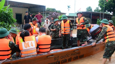 Nghệ An: Người dân vùng lũ xúc động trước sự tận tâm của lực lượng cứu hộ  