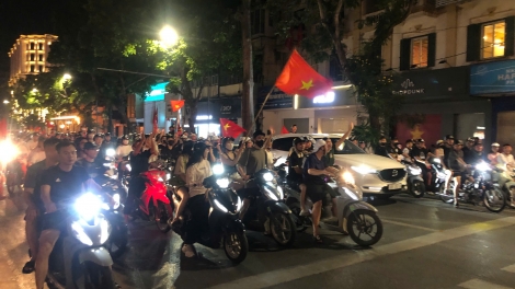 Người dân Thủ đô đổ ra đường ăn mừng đội Việt Nam vô địch U23 Đông Nam Á