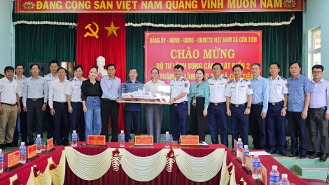 Cảnh sát biển Việt Nam đến với đồng bào dân tộc Pacô, Vân Kiều