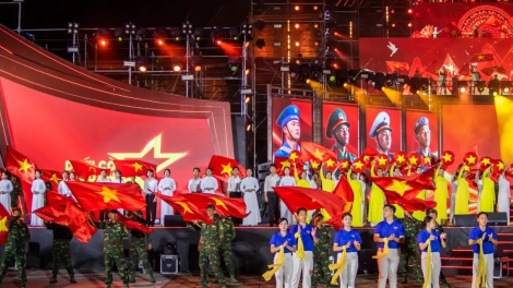 Chương trình nghệ thuật chính luận Dưới cờ vinh quang nhịp đập trái tim kết nối ba miền