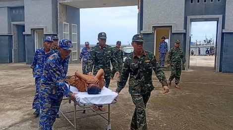 Ngư dân bị tổn thương mắt do nổ bình ắc quy được cấp cứu kịp thời