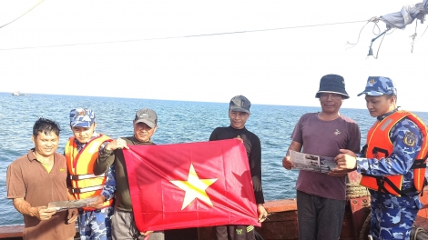 Vùng Cảnh sát biển 1 tăng cường tuyên truyền chống khai thác IUU trên vùng biển Hòn La