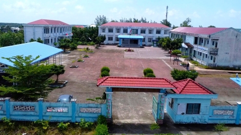 Vụ cựu Hiệu trưởng bị cáo buộc tham ô: “Ghé thăm thầy quý rồi, đừng mua quà”