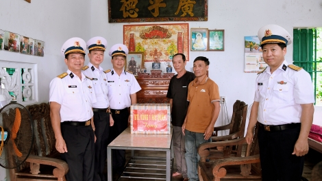 Vùng 1 Hải quân tri ân các Anh hùng liệt sĩ, thăm và tặng quà gia đình chính sách tại đảo Thanh Lân