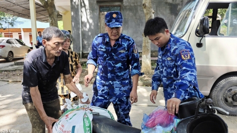 Vùng Cảnh sát biển 1 phối hợp hỗ trợ đồng bào vùng lũ Tây Nghệ An