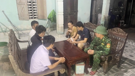 Bộ đội Biên phòng Thanh Hoá hỗ trợ người dân di dời khẩn cấp phòng chống cơn bão số 5