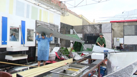 Lực lượng biên phòng giúp dân khắc phục hậu quả bão số 5