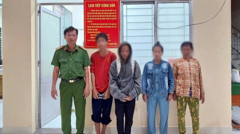 Công an Vĩnh Long kịp thời bàn giao hai thiếu niên bỏ nhà đi cho gia đình