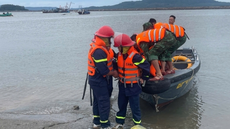 Quảng Ninh: Dông lốc lật bè mảng, 2 người tử vong