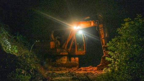 Xuyên đêm mở đường để ô tô đưa lực lượng vào ứng cứu người dân vùng lũ Điện Biên