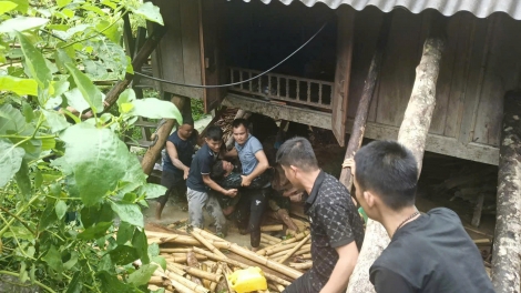 Thăm hỏi động viên cán bộ Đồn Biên phòng Hiền Kiệt bị thương khi đi khắc phục bão số 5
