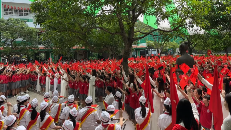 3.000 học sinh, giáo viên, nhân viên hòa chung không khí kỷ niệm 80 năm Cách mạng Tháng Tám
